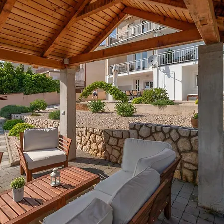 Gorgeous In Apartment Novi Vinodolski