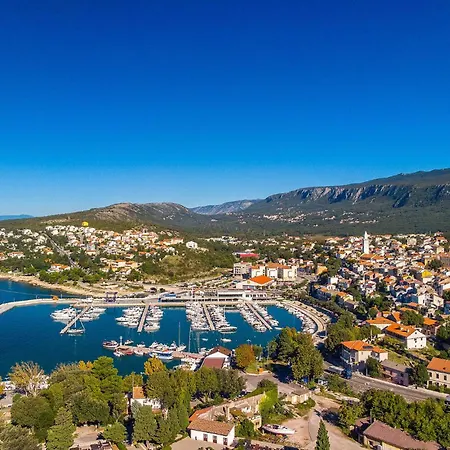 Gorgeous In Apartment Novi Vinodolski